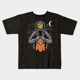 Astronaut Skate Dogecoin DOGE Coin To The Moon Crypto Token Cryptocurrency Wallet Birthday Gift For Men Women Kids Kids T-Shirt